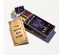 מארז הדלקת נרות חנוכה ממותג עם 44 נרות גפרורים ספרון וסביבון עץ